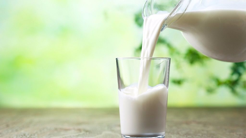 जानिए दूध को लेकर क्या कहते हैं डाइटीशियन और आयुर्वेद के जानकार.