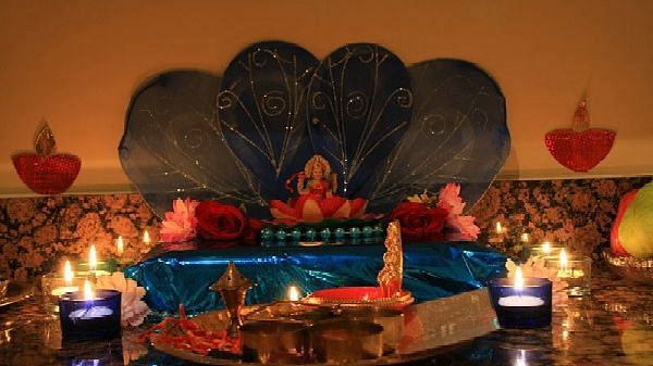 Durga Puja Decoration Ideas For Home: इस साल के शारदीय नवरात्रि में खास अंदाज से घर को सजाएं.