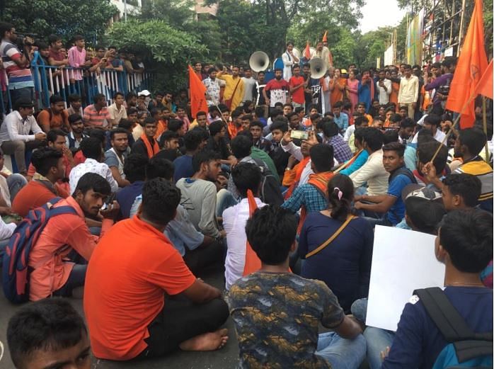 जादवपुर यूनिवर्सिटी में बाबुल सुप्रियो पर हमले के बाद हंगामा जारी