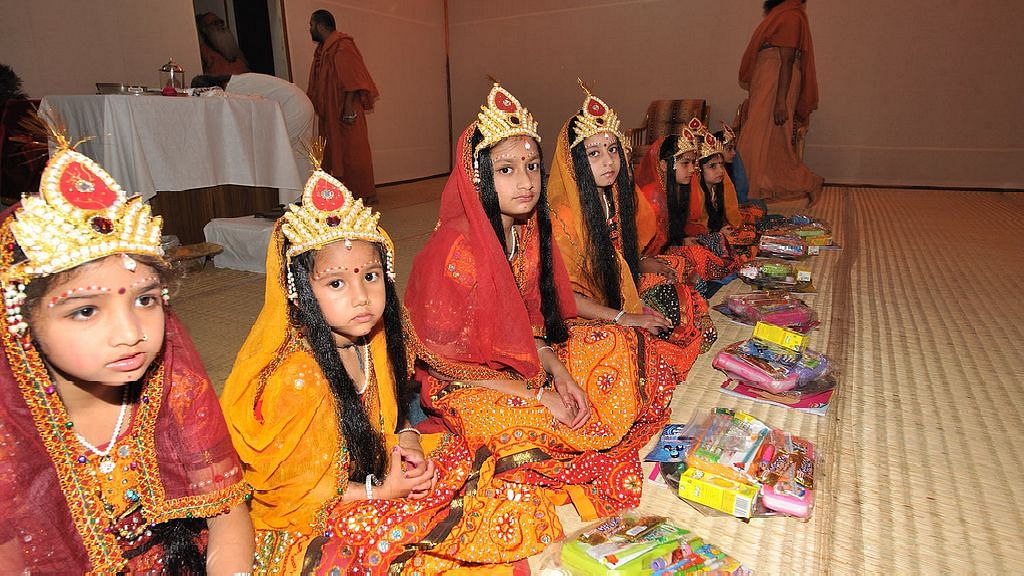 Durga Ashtami/Navami Kanya Pujan Gift Ideas: नवरात्रि में कन्या पूजन का भी विशेष महत्व है.