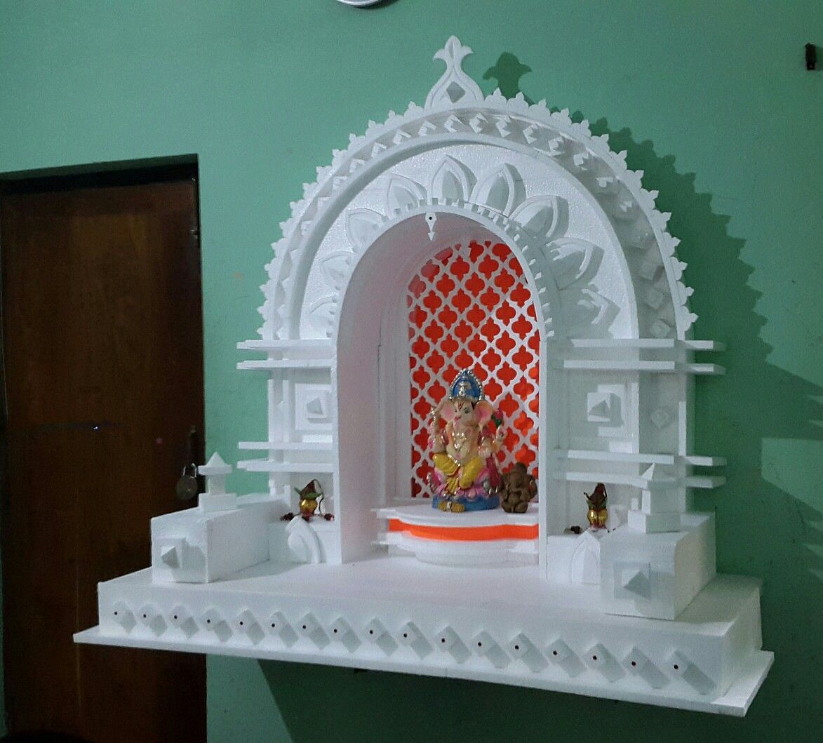 गणेश उत्सव के लिए पूजा घर सजाने से त्योहार की रौनक और बढ़ जाती है. आइए, जानते हैं पूजा घर की सजावट के कुछ टिप्स.