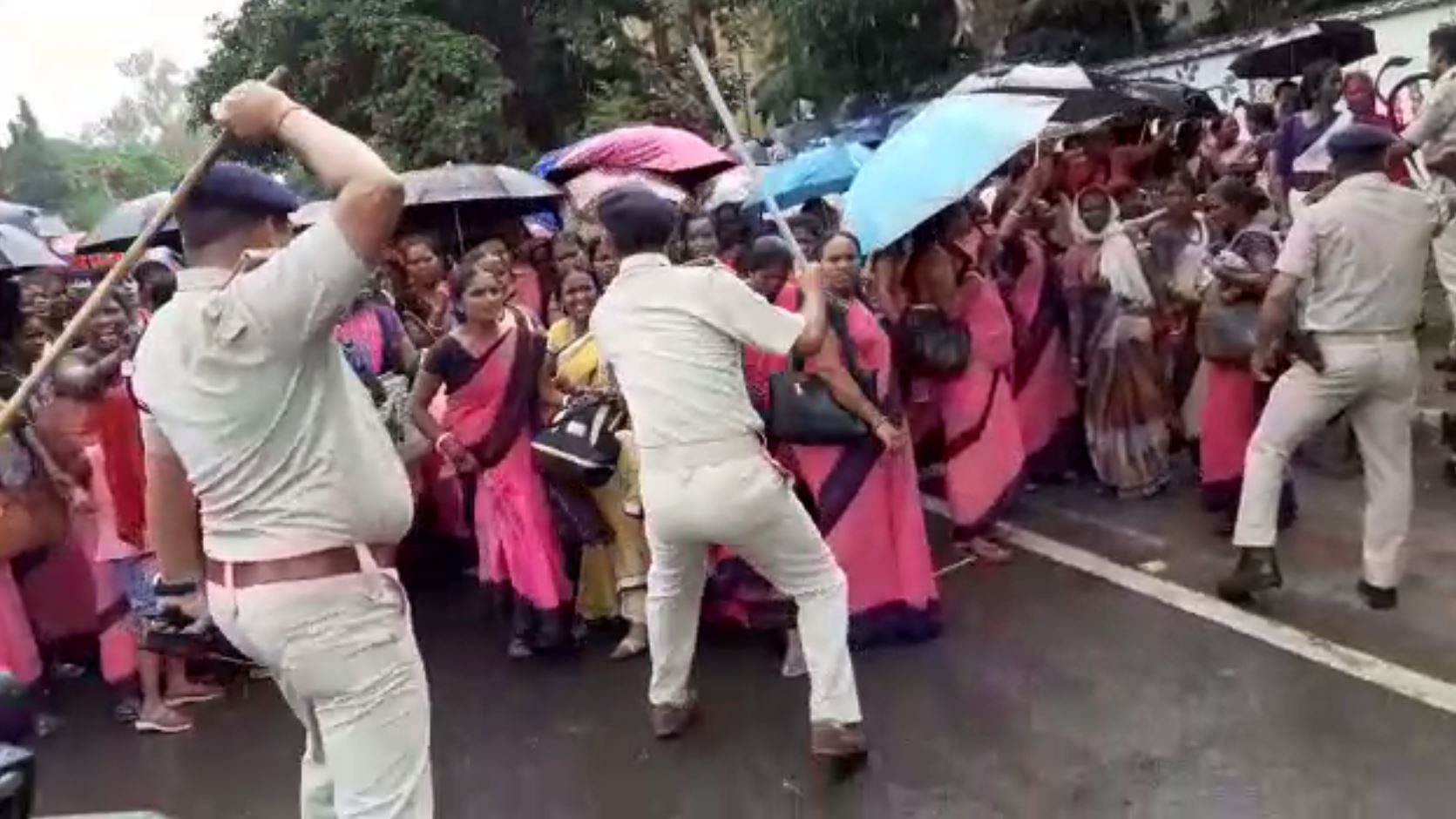 झारखंड पुलिस ने महिला आंगनवाड़ी कार्यकर्ताओं पर बरसाए डंडे