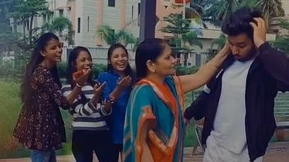 TikTok Top 5: मां ने लड़कियों के सामने बेटे को सिखाया सबक, देखें