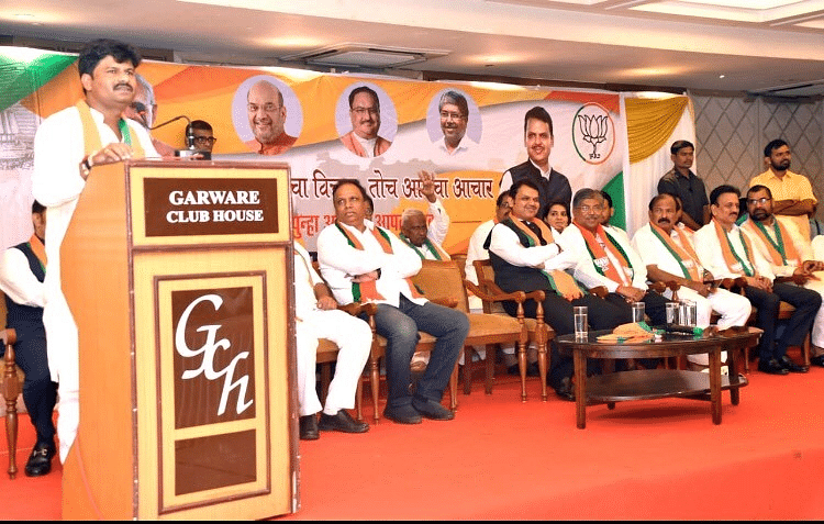 महाराष्ट्र में टॉप-10 कद्दावर नेताओं की किस्मत दांव पर लगी हुई है