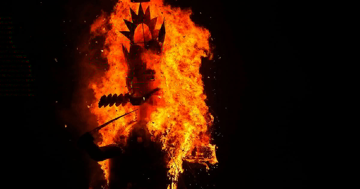 दशहरा 2021: तस्वीरों में देखिए देश के अलग-अलग हिस्सों में कैसे मनाया गया दशहरा