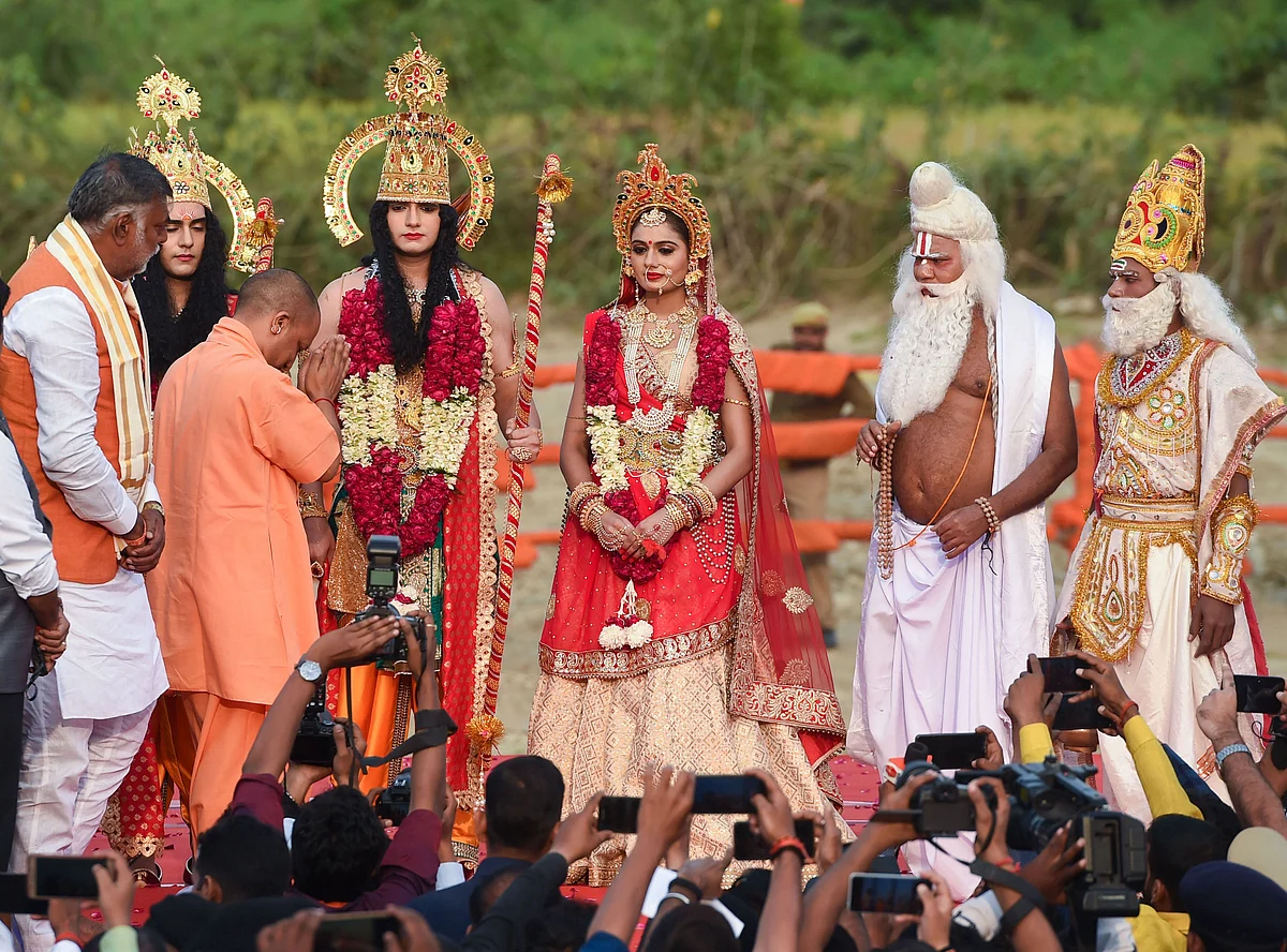 मुख्यमंत्री योगी ने भगवान राम, सीता और लक्ष्मण के स्वरूपों का स्वागत किया.