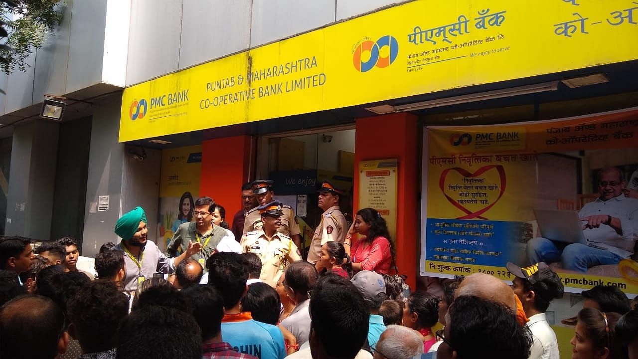 पीएमसी बैंक के बाहर जमा ग्राहकों को समझाती पुलिस