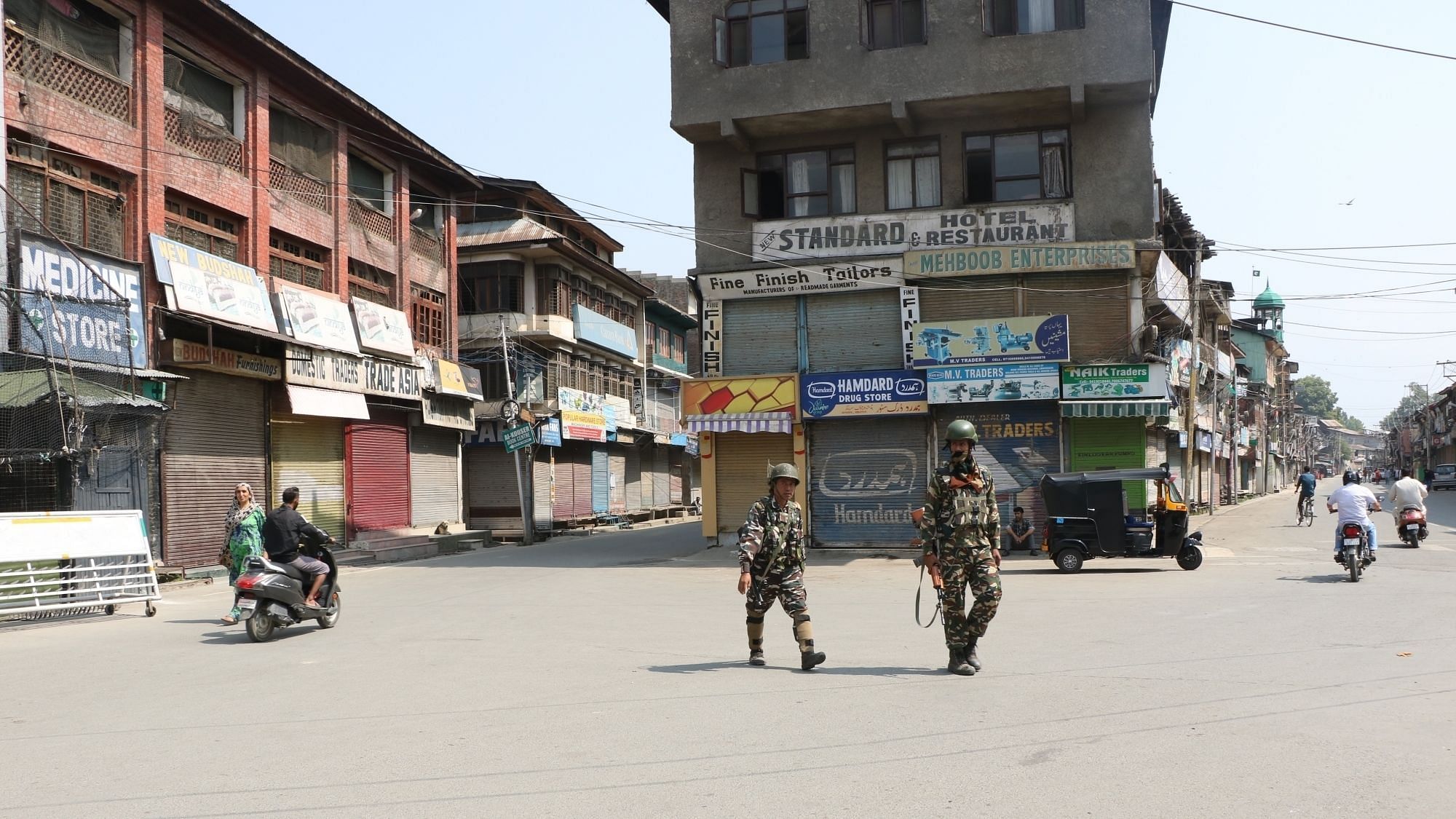 आर्टिकल 370 हटने के बाद कश्मीर में लगाई गई थी पाबंदियां