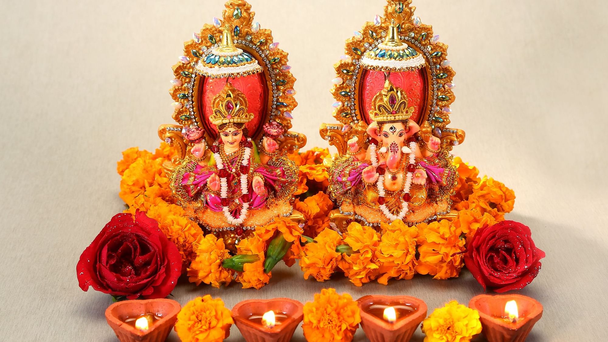 Happy Diwali/Deepavali Lakshmi Aarti in Hindi: दिवाली का त्योहार भारत में धूमधाम से मनाया जाता है.