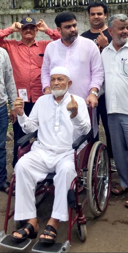102 साल के बुजुर्ग व्हील चेयर पर मतदान केंद्र पर पहुंचे. 