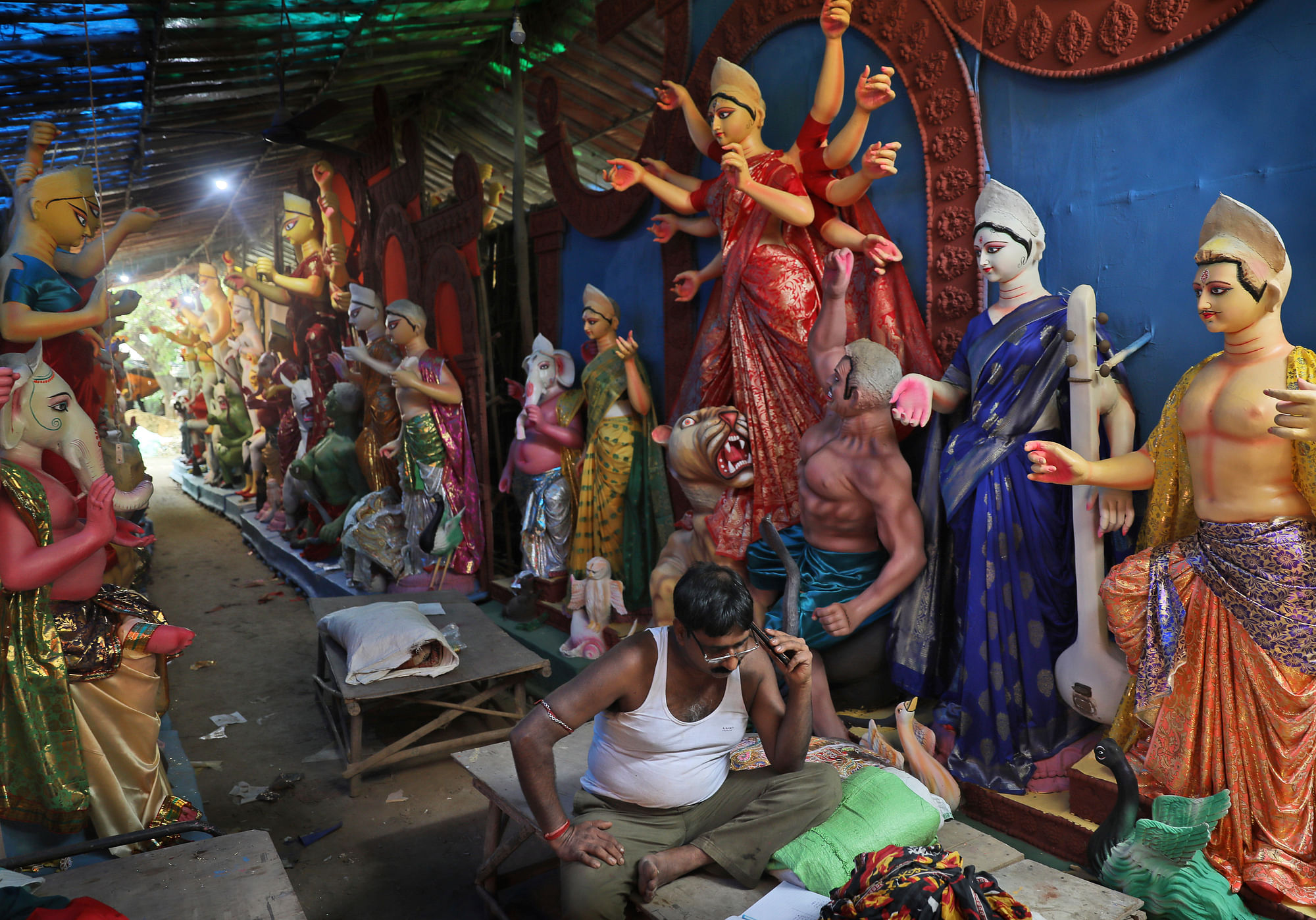 नवरात्रि से कई दिन पहले से बनती हैं दुर्गा की मूर्तियां