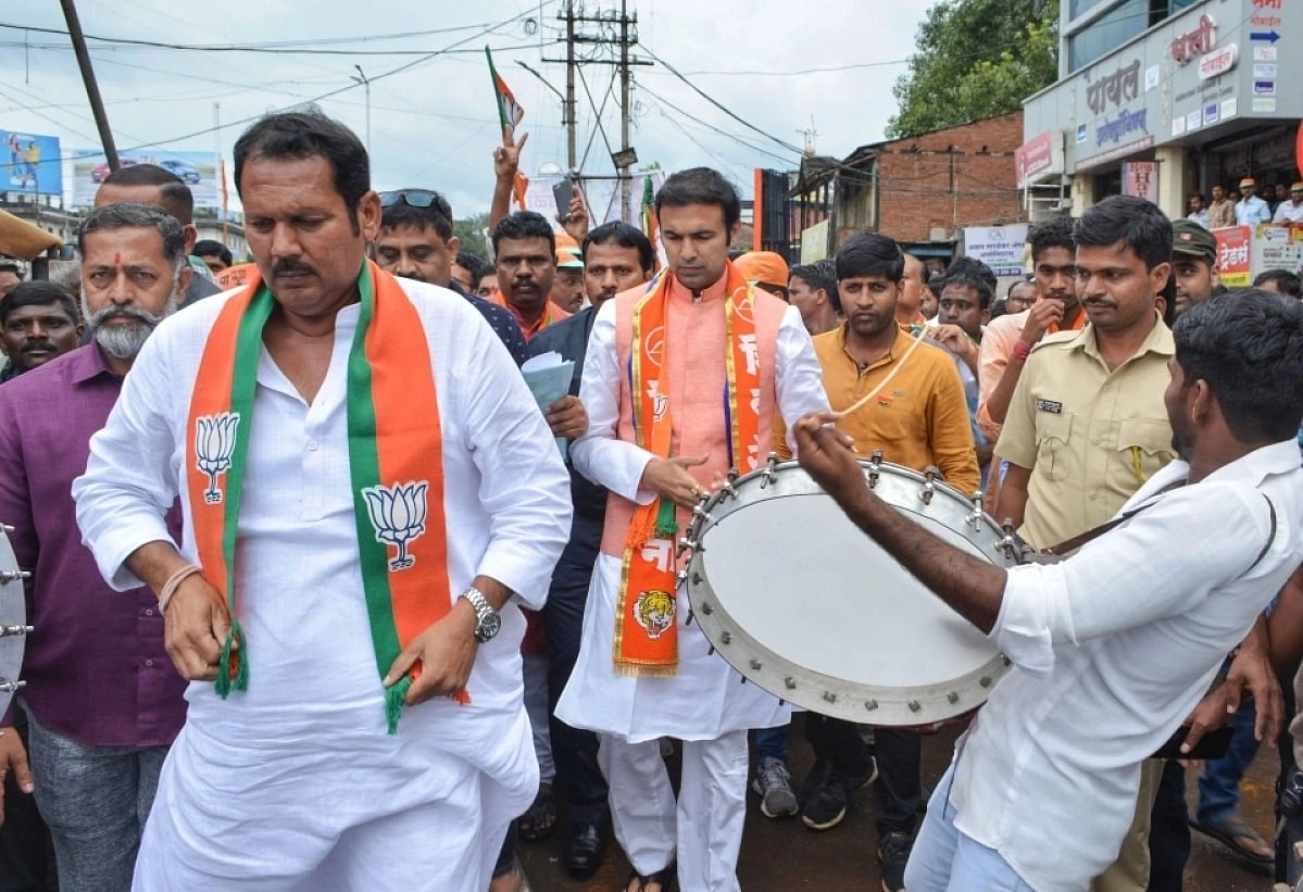 19 अक्टूबर, 2019 को महाराष्ट्र के कराड में एक चुनाव अभियान के दौरान बीजेपी के उदयनराजे भोसले