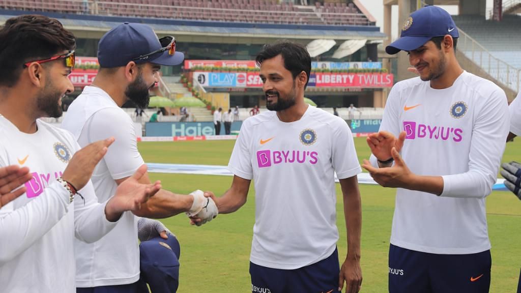 रांची टेस्ट से पहले भारतीय कप्तान विराट कोहली शाहबाज नदीम को टेस्ट कैप सौंपते हुए