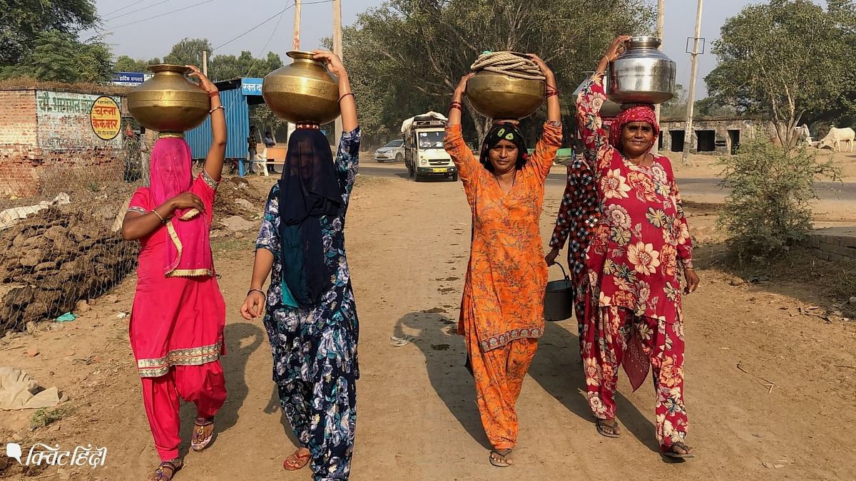 हरियाणा के इस गांव में हाथों में रस्सी, बाल्टी, सिर पर पानी से भरा घड़ा लिए महिलाओं को सड़कों पर देखना आम बात है.