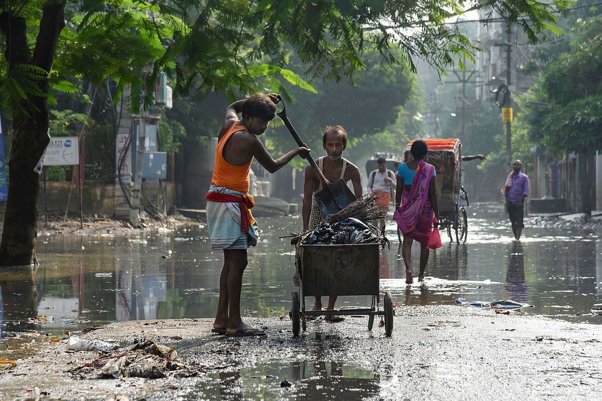 बिहार बाढ़ से बेहाल है, अब पानी उतरने के बाद संक्रमण और बीमारी से लोग परेशान हैं. 