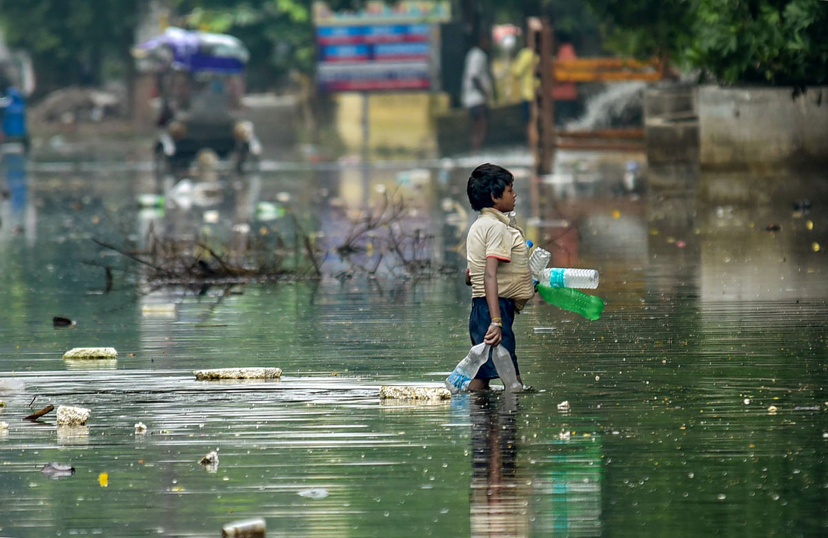 बिहार बाढ़ से बेहाल है, अब पानी उतरने के बाद संक्रमण और बीमारी से लोग परेशान हैं. 