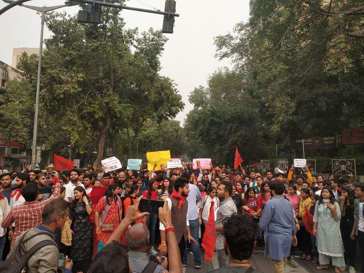 21 नवंबर को दिल्ली यूनिवर्सिटी के छात्रसंघ ने मार्च निकाला