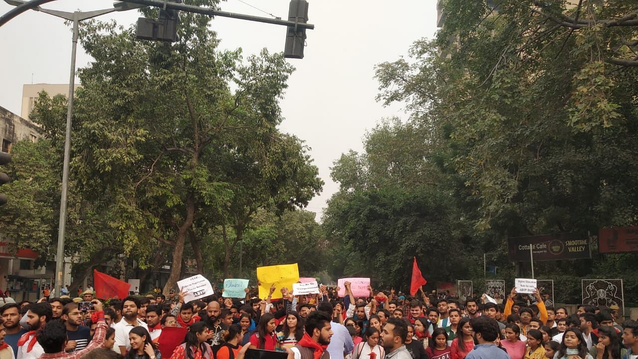 जवाहर लाल नेहरू विश्वविद्यालय (जेएनयू) में फीस वृद्धि को लेकर छात्रों द्वारा किए जा रहे विरोध प्रदर्शन के मद्देनजर विश्वविद्यालय प्रशासन ने सर्विस और यूटिलिटी फीस में कमी की है.