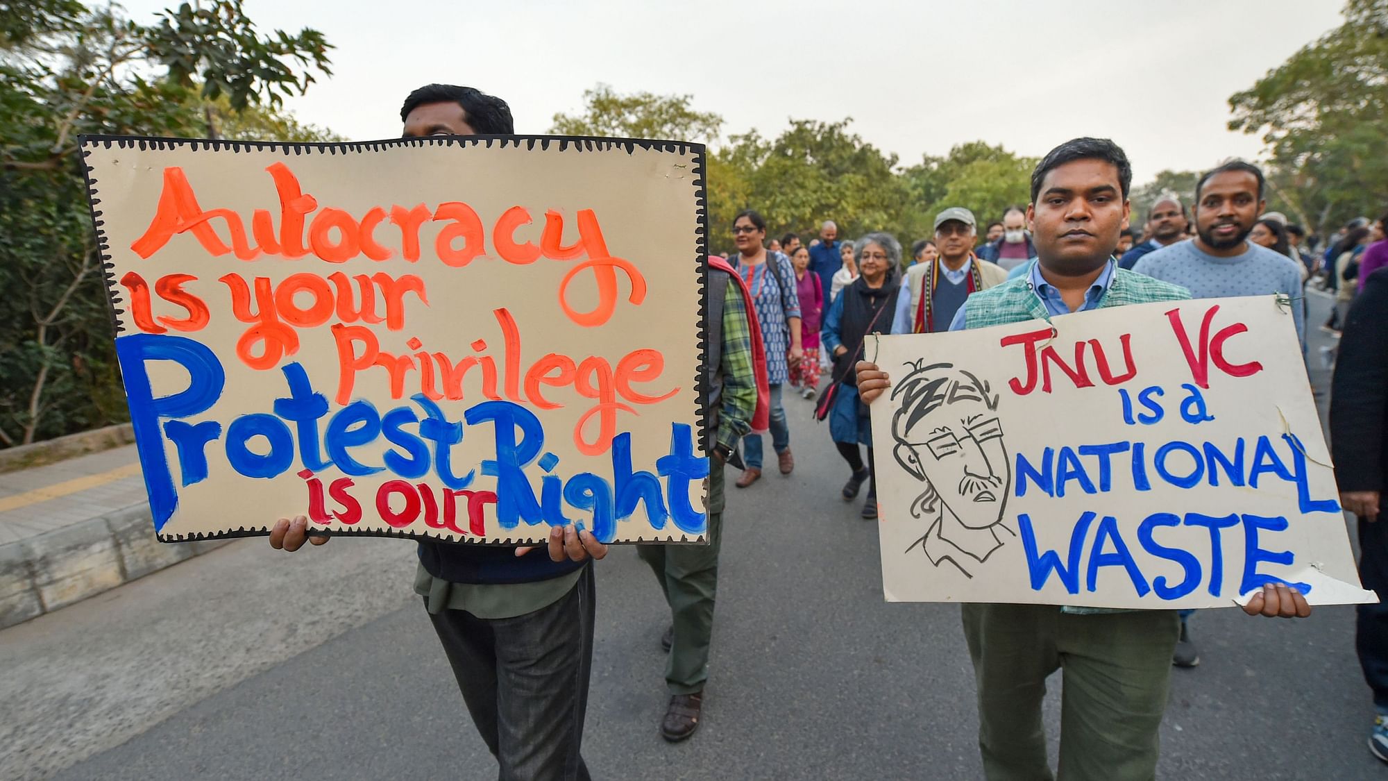JNU:लोगों ने पूछा-शांतिपूर्ण प्रदर्शन पर लाठीचार्ज,कौन सा लोकतंत्र