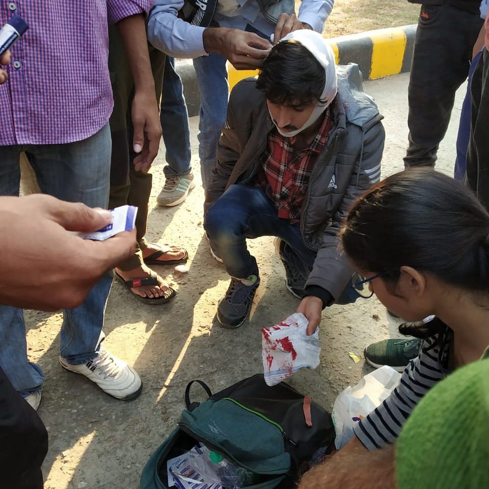 जेएनयू छात्रों का दावा- पुलिस ने किया जमकर लाठीचार्ज