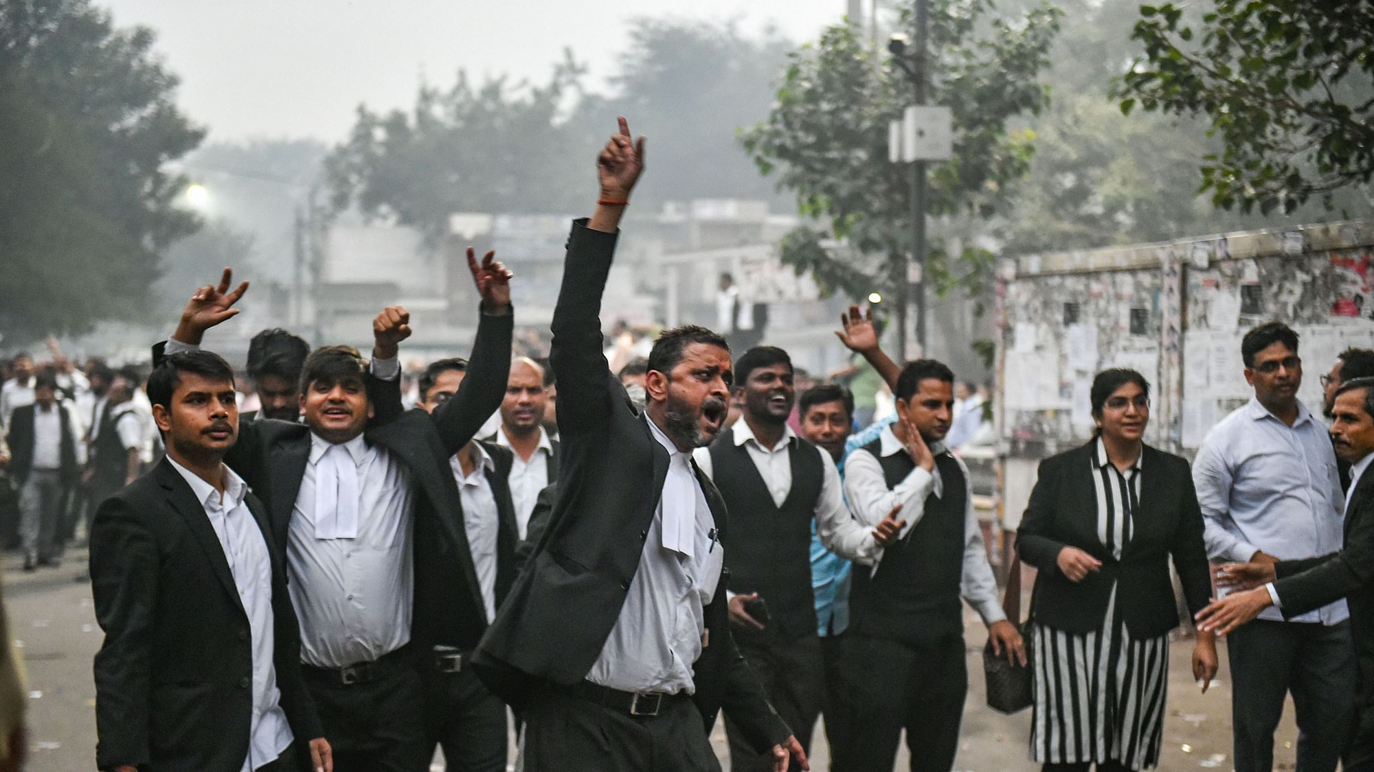 शनिवार को पार्किंग को लेकर हुए विवाद में दोनों पक्षों के बीच हुई बहस के बाद कम से कम 20 पुलिसकर्मी और कई वकील घायल हो गए थे