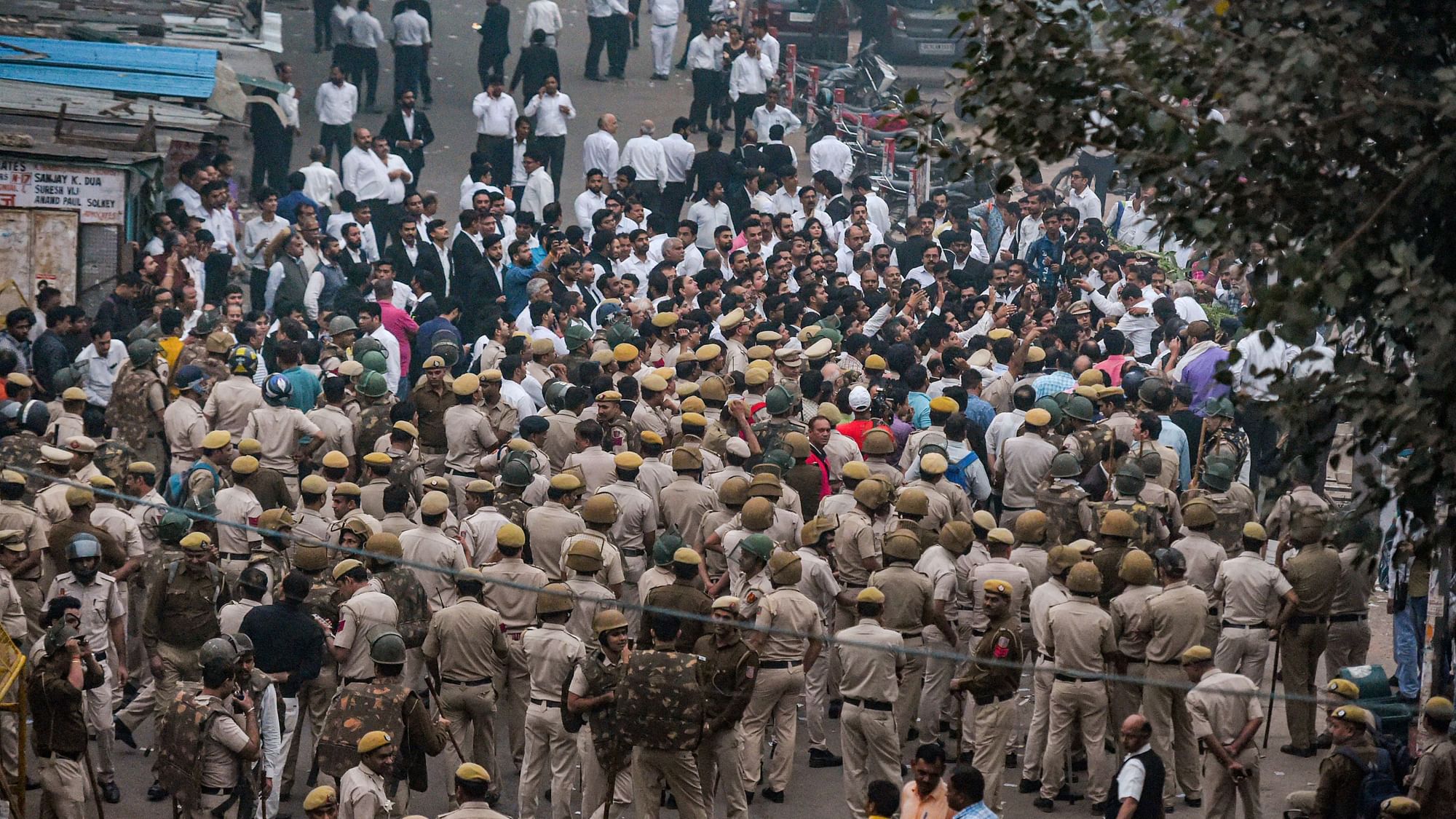 दिल्ली के तीस हजारी कोर्ट परिसर में हुई थी वकीलों और पुलिसकर्मियों की झड़प
