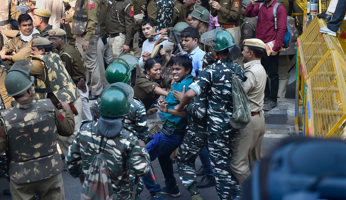 संसद जाने तक के रास्ते पर पुलिस ने कई जगह बैरिकेडिंग लगाकर छात्रों को रोका