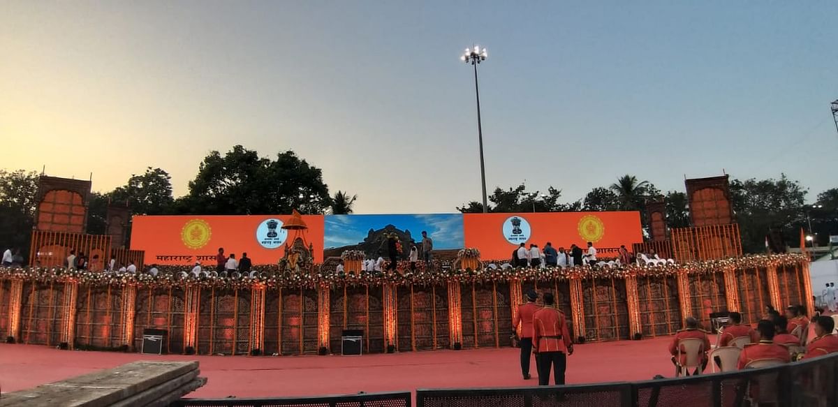 मुंबई के शिवाजी पार्क में उद्धव ठाकरे के शपथ ग्रहण समारोह में 70 हजार से ज्यादा लोग इकट्ठा हुए 