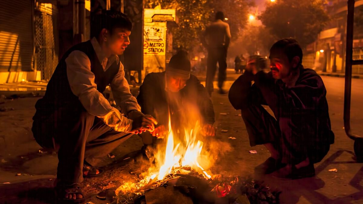 Delhi Temperature: कड़ाके की ठंड से कांप उठे लोग,जानें मौसम का हाल
