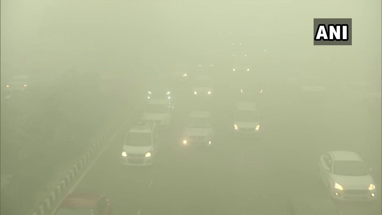 Today Delhi-NCR Weather: दिल्ली-एनसीआर में कड़ाके की ठंड के कांपे लोग.