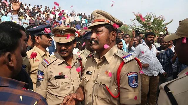  हैदराबाद में गैंगरेप आरोपियों का एनकाउंटर के बाद पुलिसवालों पर हुई फूलों की बौछार