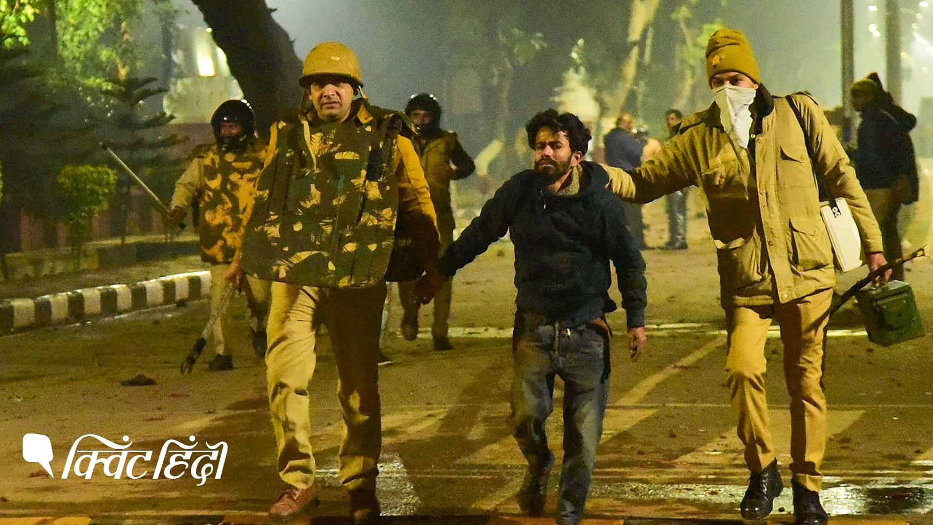 15 दिसंबर को अलीगढ़ मुस्लिम यूनिवर्सिटी में प्रदर्शनकारी को पकड़कर ले जाती पुलिस