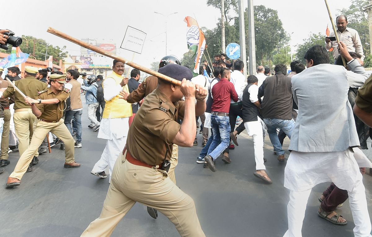 लखनऊ में विरोध प्रदर्शन में पुलिस ने लाठी चार्ज भी किया. 