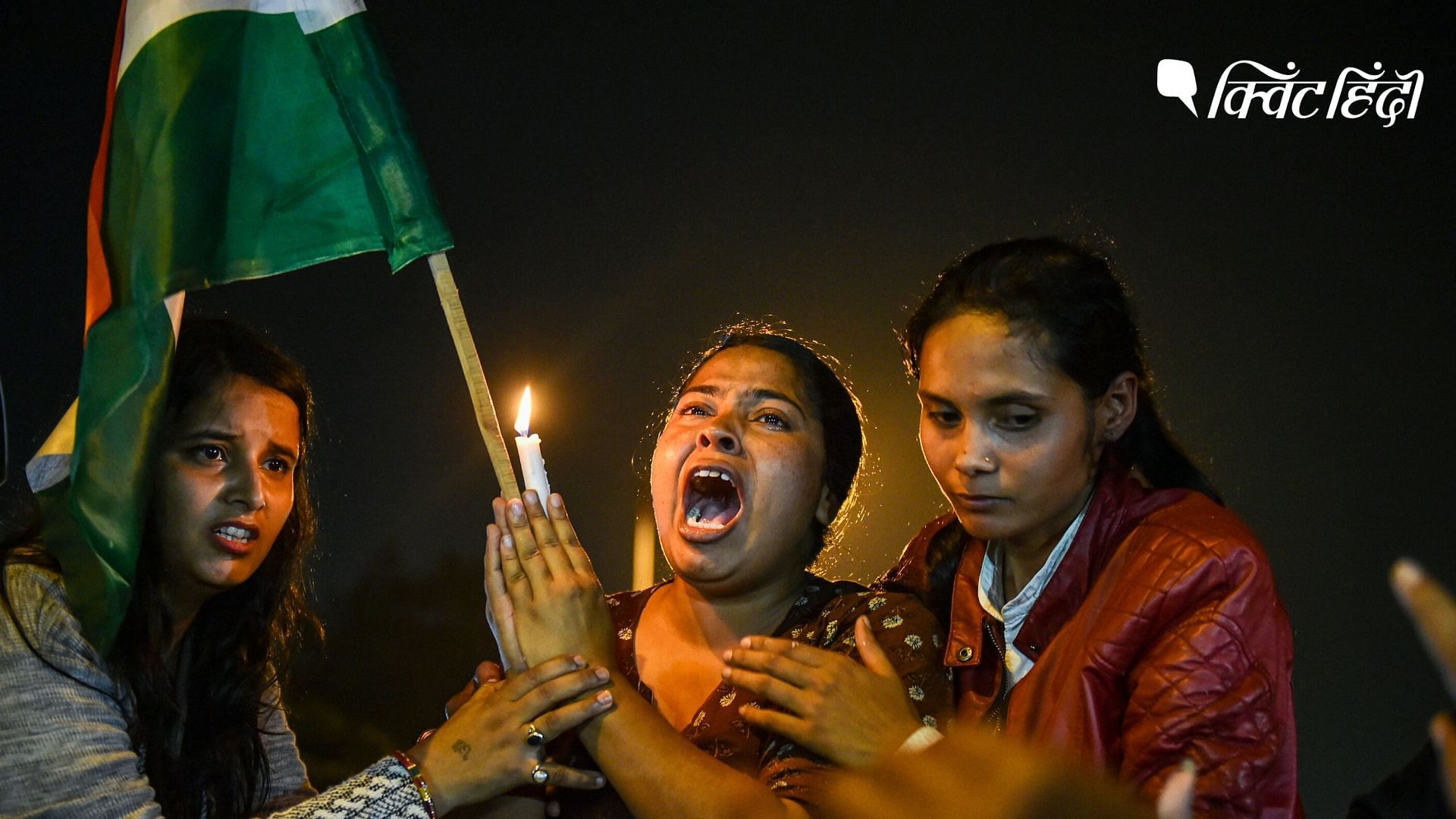 इंडिया गेट पर महिलाओं की सुरक्षा की मांग को लेकर प्रदर्शन करती लड़कियां