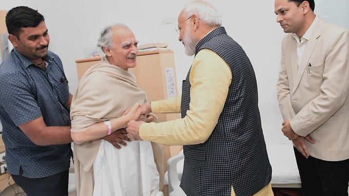 प्रधानमंत्री मोदी ने पुणे के अस्पताल में अरुण शौरी से मुलाकात की