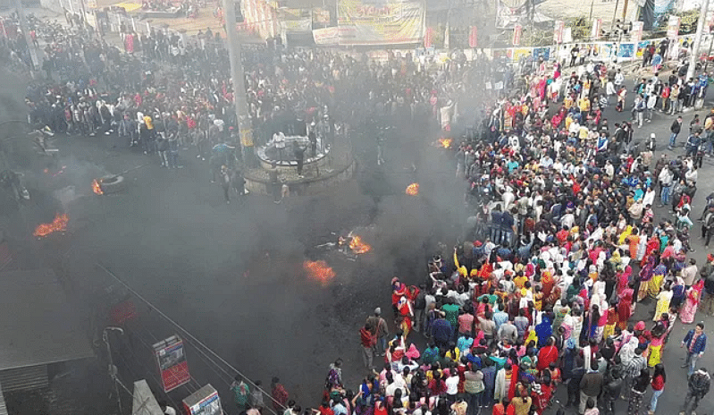 नागरिकता संशोधन बिल के विरोध में असम में उग्र प्रदर्शन जारी है