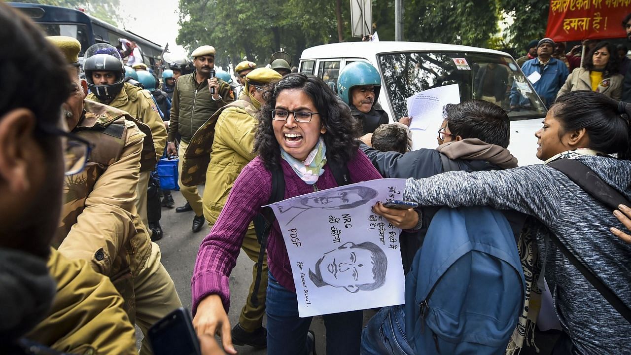 बेंगलुरु में प्रदर्शनकारियों को काबू में करती पुलिस&nbsp;