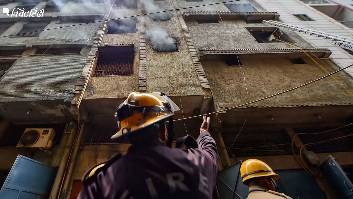 दिल्ली के अनाज मंडी इलाके की फैक्टरी में आग के बाद बचाव कार्य में लगे दमकलकर्मी&nbsp;
