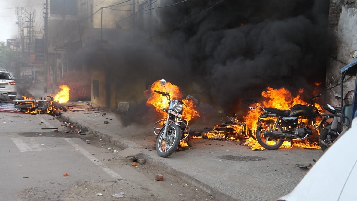 यूपी की राजधानी लखनऊ में हिंसा का एक दृश्य