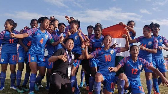 साउथ एशियन खेलों में फाइनल जीतने के बाद भारतीय महिला फुटबॉल टीम.