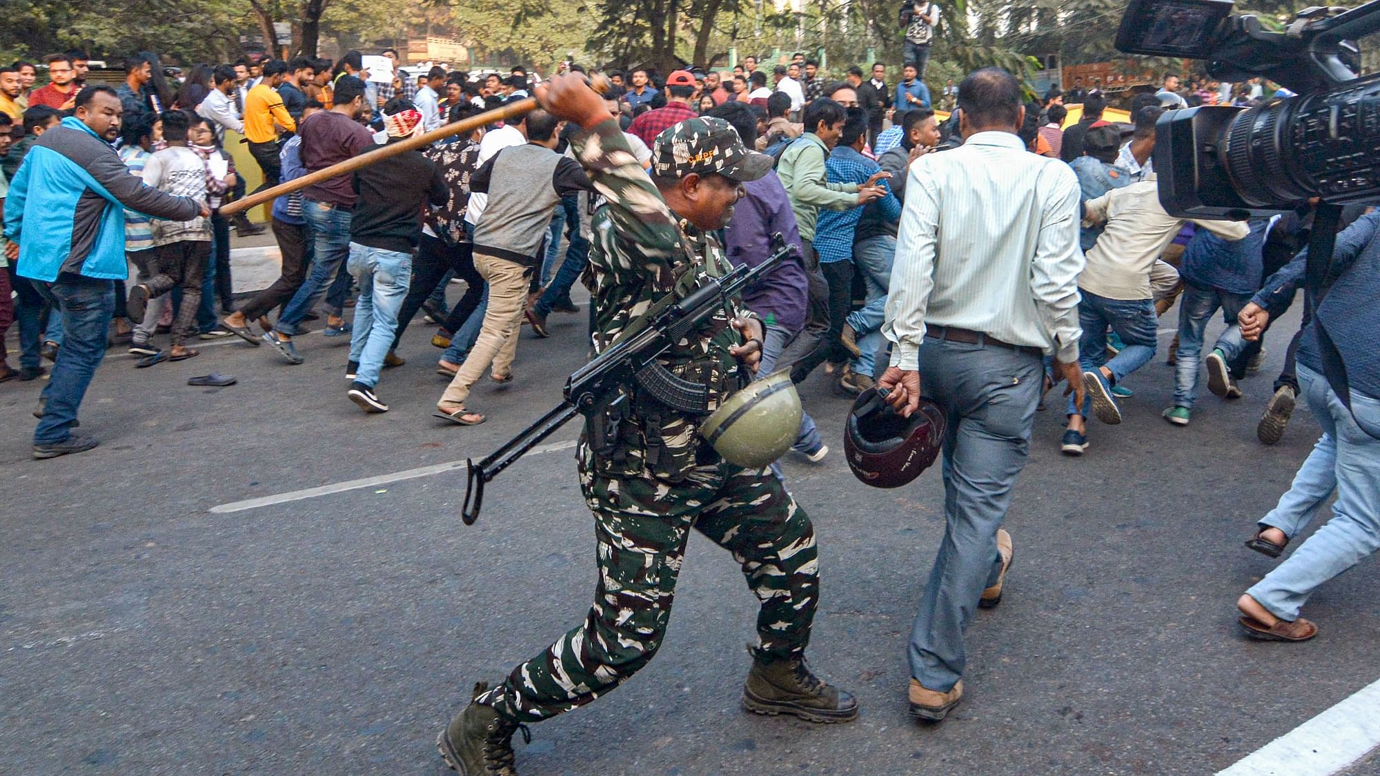 असम में नागरिकता बिल के खिलाफ प्रदर्शन हुए तेज, सेना के जवान तैनात