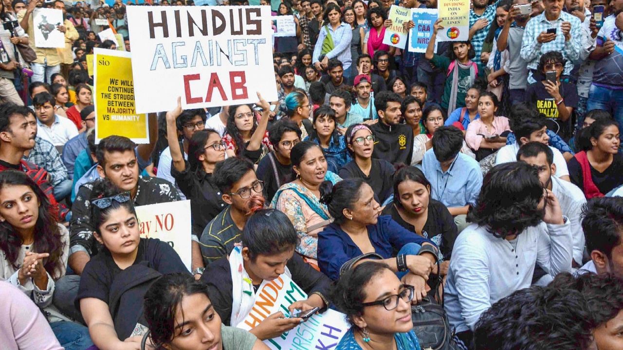 मुंबई में नागरिकता कानून के खिलाफ  प्रदर्शन में नजर आया एक बैनर
