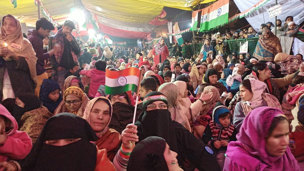 शाहीन बाग में महिलाओं ने आधी रात को मनाया गणतंत्र दिवस