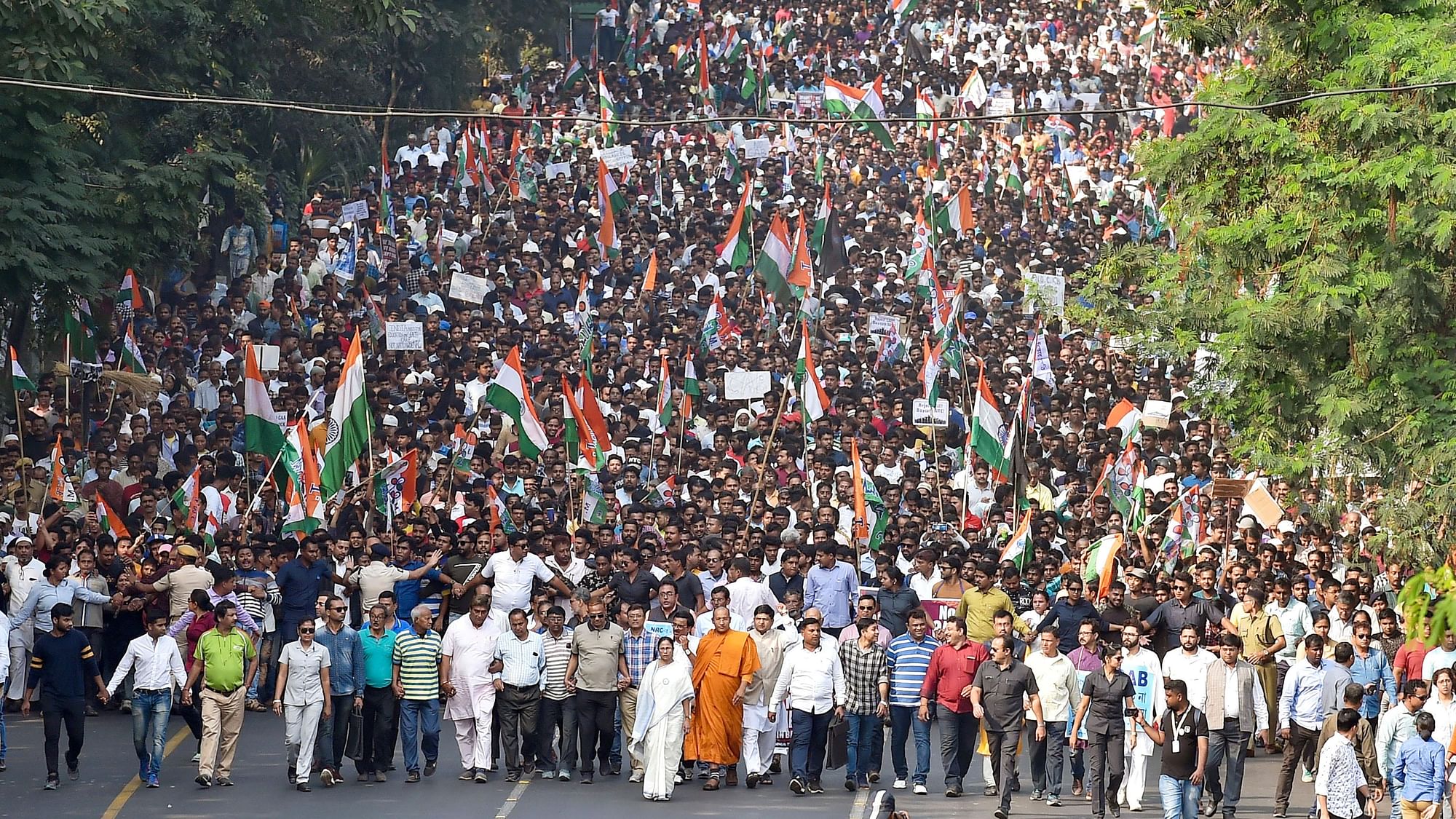 कोलकाता में सोमवार को ममता बनर्जी के नेतृत्व में बड़ी रैली निकाली गई