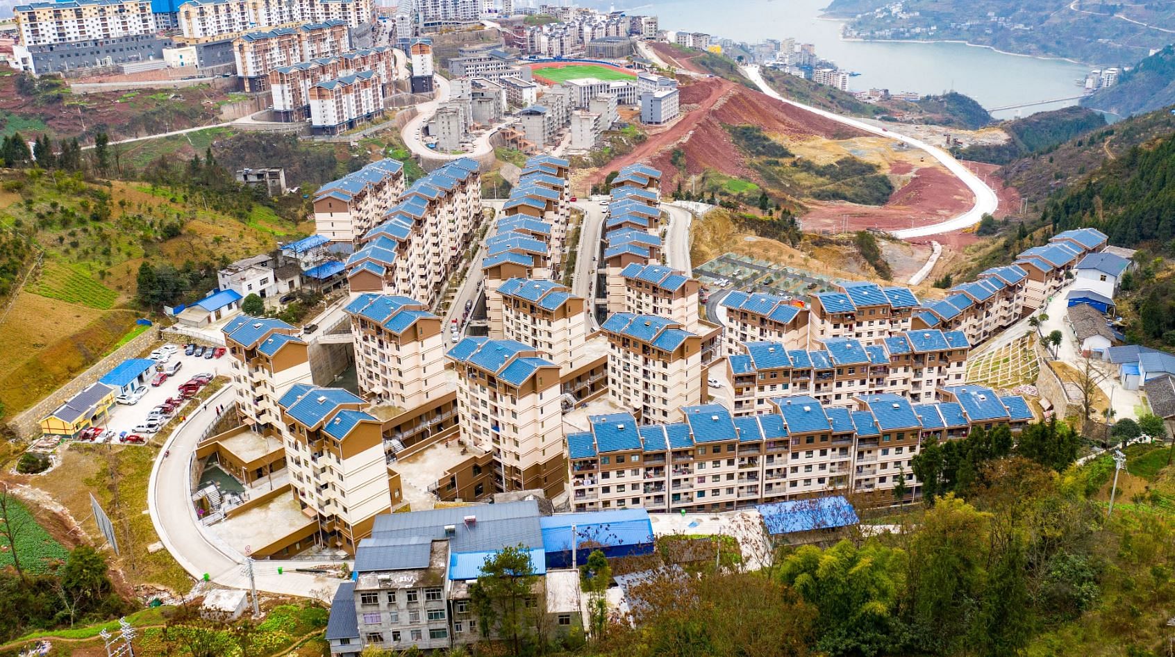 किंगफान्यूआन कम्युनिटी के घरों का नजारा, यहां 2700 ग्रामीणों के लिए घर बन चुके हैं