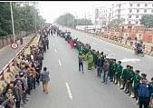 कोलकाता में गणतंत्र दिवस पर सीएए विरोधी प्रदर्शनकारियों ने मानव श्रंखला बनाई