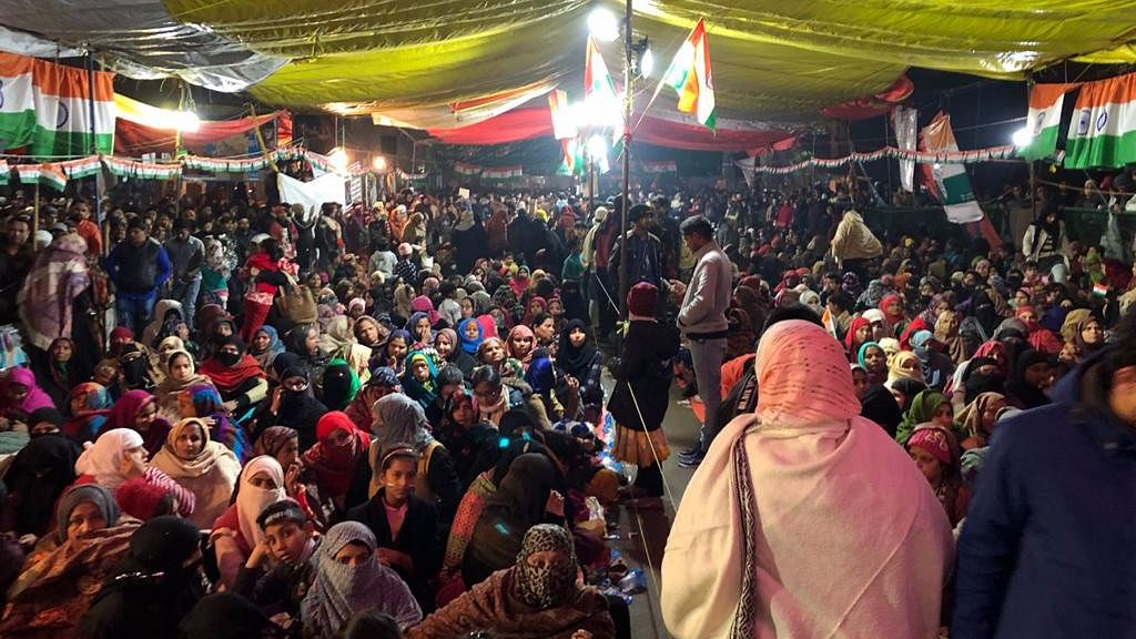 शाहीन बाग में महिलाओं ने आधी रात को मनाया गणतंत्र दिवस
