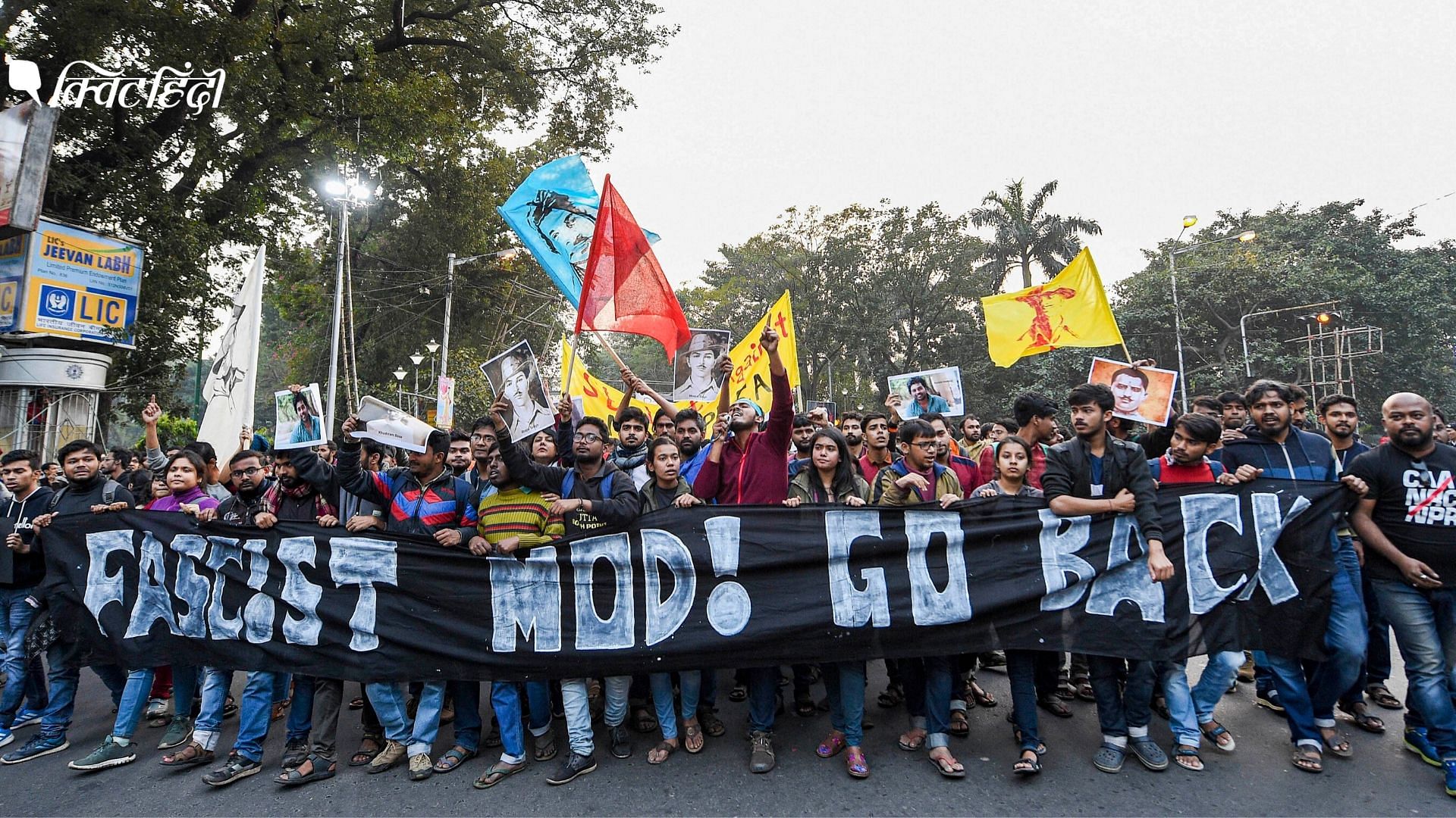 संशोधित नागरिकता कानून के खिलाफ छात्रों ने रविवार को लगातार दूसरे दिन कोलकाता में प्रदर्शन जारी रखा. 