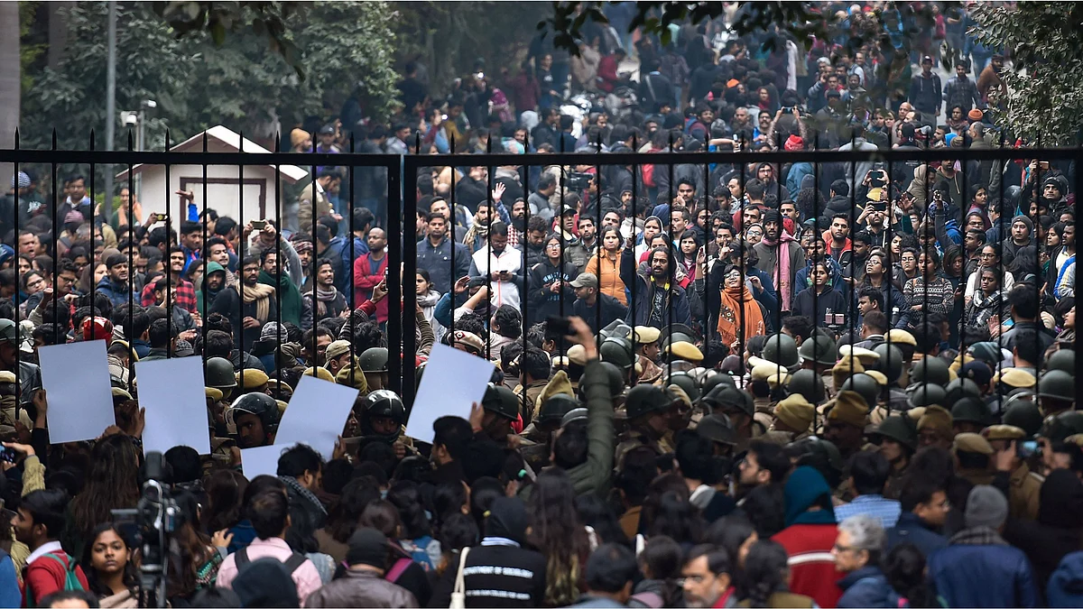 JNU में 5 जनवरी को हुई हिंसा के खिलाफ प्रदर्शन करते छात्र