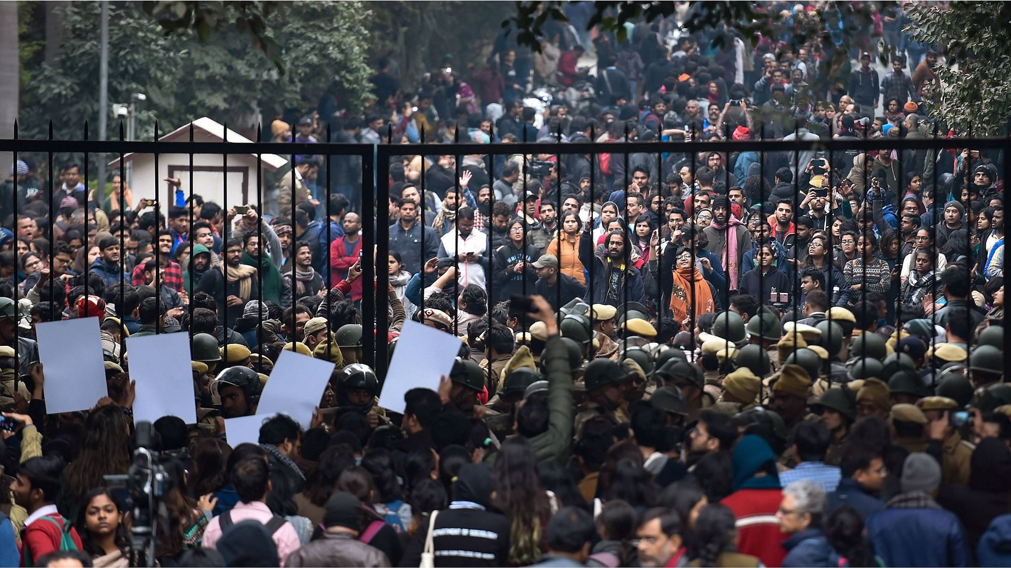 जवाहर लाल नेहरू यूनिवर्सिटी कैंपस में हुई हिं सा के मामले में पहचाने गए 9 छात्रों से दिल्ली पुलिस आज सोमवार को पूछताछ शुरू करेगी.